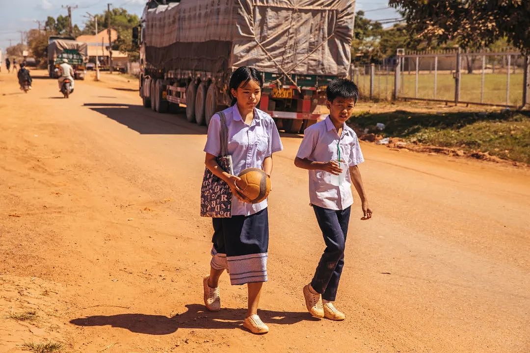 翻越老挝“土匪山”：卡车司机的艰险跨境之旅（组图） - 9