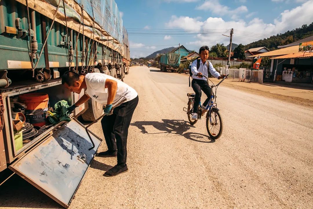翻越老挝“土匪山”：卡车司机的艰险跨境之旅（组图） - 14