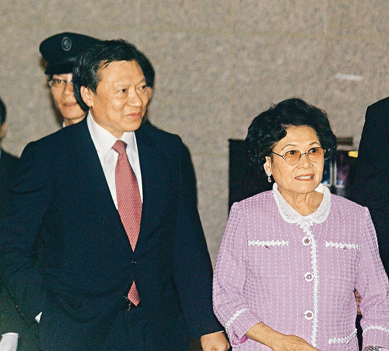 邝肖卿94岁高龄成中国女首富，曾分300亿给儿媳、力抗小三入家门（组图） - 3