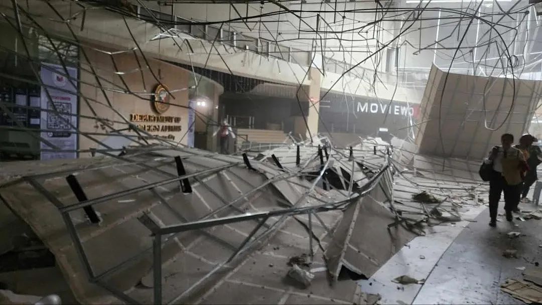 突发7.2级强震！ 商场天花板轰塌，钢筋坠落，60万人被震晕，已有死伤（组图） - 7