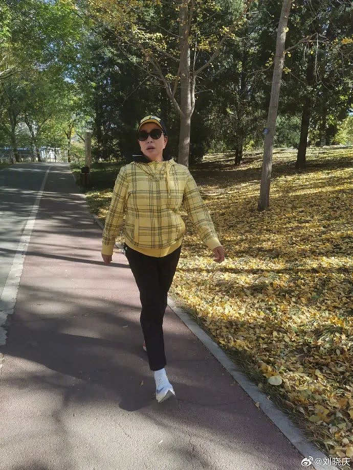 【爆笑】71岁刘晓庆跑步照流出后...网友傻眼：她是骨头也不会变老吗？！（组图） - 6