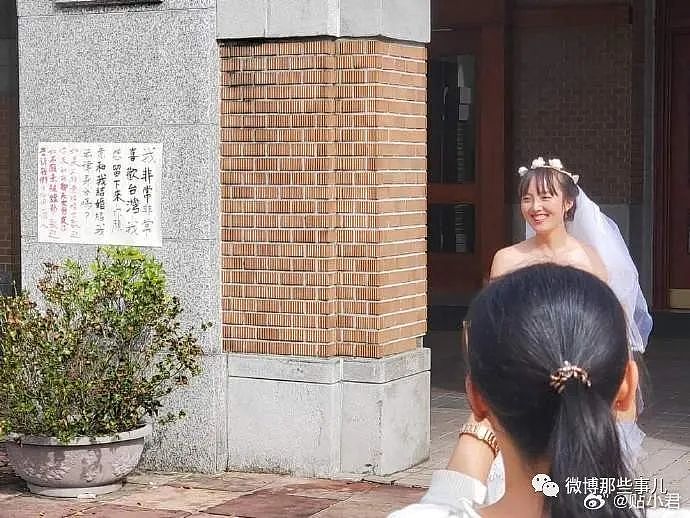 想留在台湾！成都女交换生穿婚纱在台湾大学举牌找老公（组图） - 3