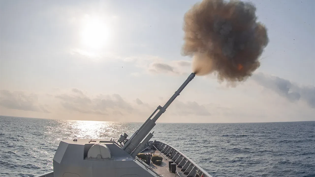 中国军舰在阿拉伯海实施主砲实弹射击。翻摄解放军网
