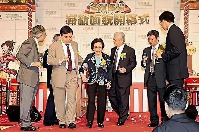 香港第一贵妇成中国女首富！一年躺赚60亿，还是中国第一包租婆（组图） - 4