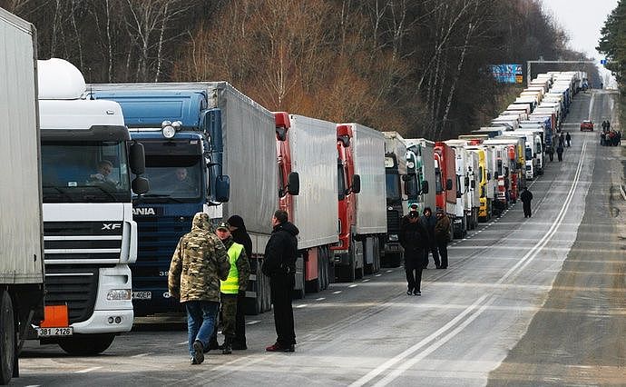 波兰卡车司机挡路！3000辆物资卡车进不了乌克兰（视频/图） - 1