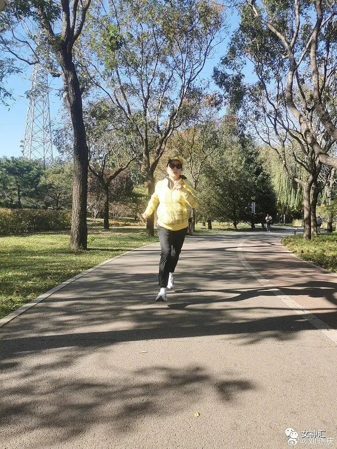 【爆笑】71岁刘晓庆跑步照流出后…网友夺笋：她的骨头也不会变老吗？（组图） - 4