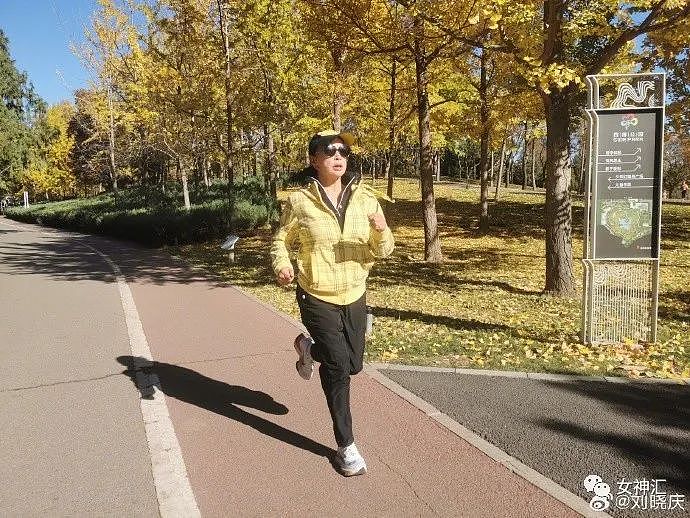【爆笑】71岁刘晓庆跑步照流出后…网友夺笋：她的骨头也不会变老吗？（组图） - 1