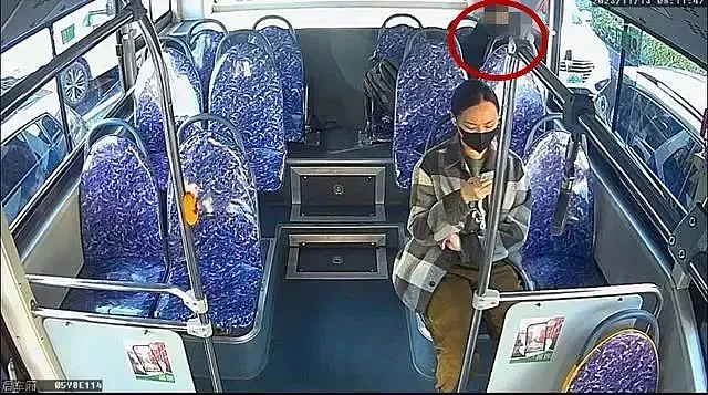 上海一男子在公交车里大便，途中数次换座，焦躁不安（组图） - 2