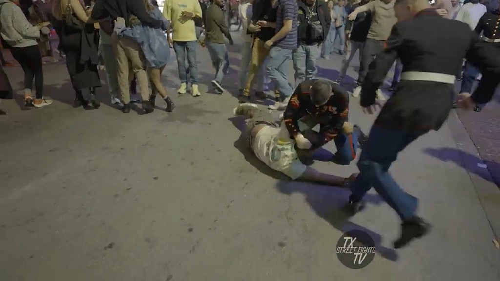 美陆战队员与民众街头大乱斗， “勇者”向士兵挥4拳被2秒KO（视频/组图） - 22