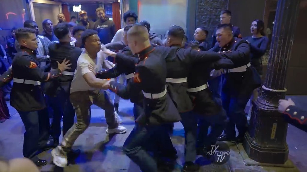 美陆战队员与民众街头大乱斗， “勇者”向士兵挥4拳被2秒KO（视频/组图） - 13