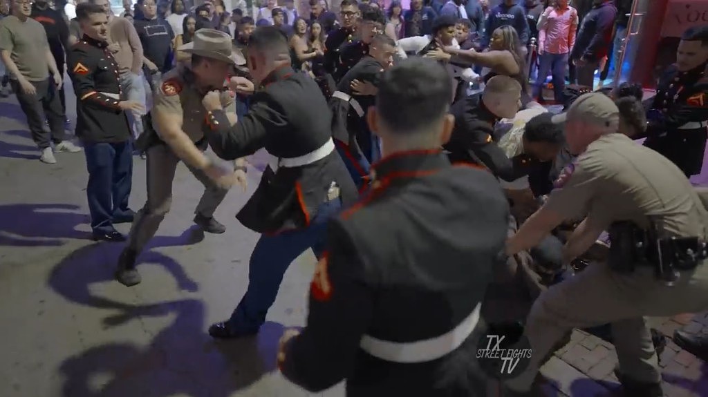 美陆战队员与民众街头大乱斗， “勇者”向士兵挥4拳被2秒KO（视频/组图） - 24