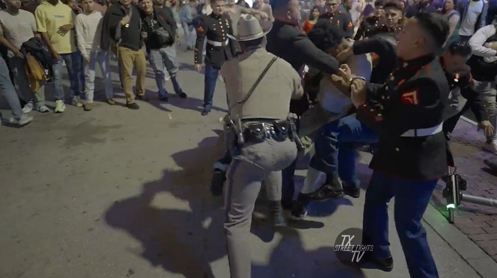 美陆战队员与民众街头大乱斗， “勇者”向士兵挥4拳被2秒KO（视频/组图） - 23