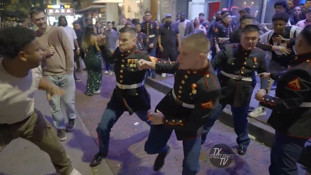 美陆战队员与民众街头大乱斗， “勇者”向士兵挥4拳被2秒KO（视频/组图） - 19
