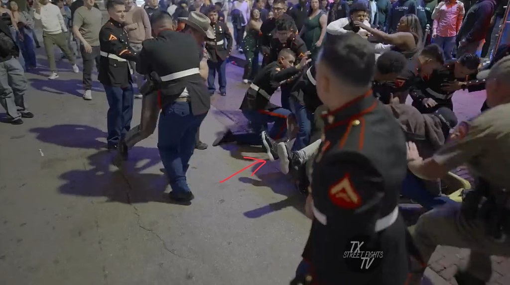 美陆战队员与民众街头大乱斗， “勇者”向士兵挥4拳被2秒KO（视频/组图） - 25