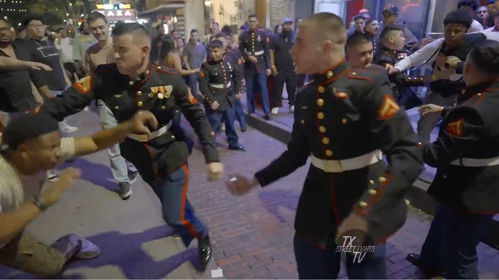 美陆战队员与民众街头大乱斗， “勇者”向士兵挥4拳被2秒KO（视频/组图） - 20