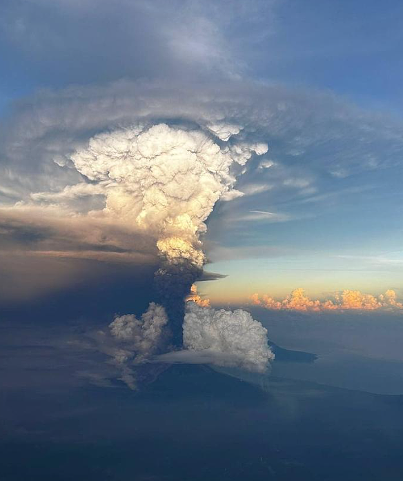 3座火山喷发！ “火环“最危险火山之一大规模爆发，火山灰柱直冲1.5万米！航班取消，居民撤离（组图） - 7