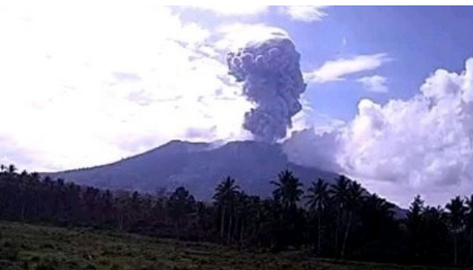 3座火山喷发！ “火环“最危险火山之一大规模爆发，火山灰柱直冲1.5万米！航班取消，居民撤离（组图） - 6