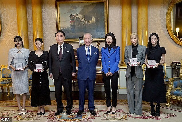 查尔斯三世授予韩国女团BLACKPINK勋章，惹争议，“荣誉的滥用”（组图） - 4