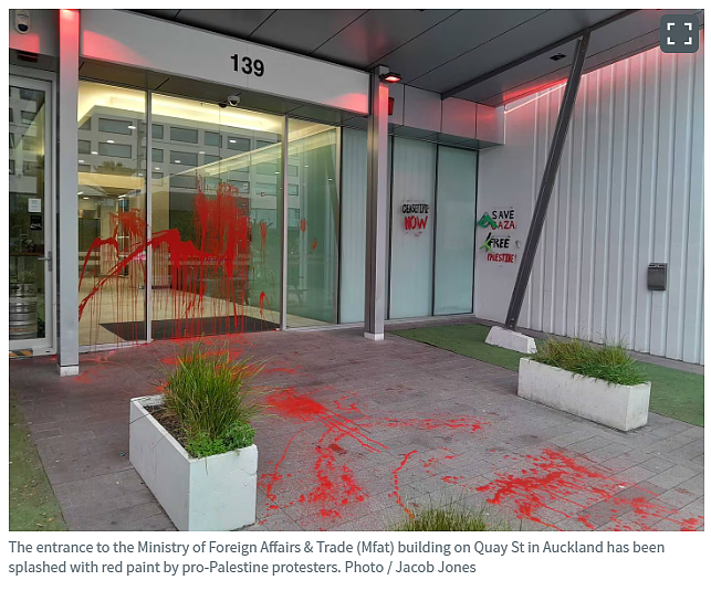 “他们手上沾满鲜血！”：国家党和行动党办公室被泼漆！画面相当恐怖...（组图） - 8