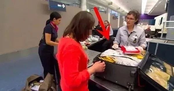 中国“巨婴”登陆悉尼，在机场违规被罚款！哭着喊要找妈妈，把安检员都看懵了...（组图） - 1