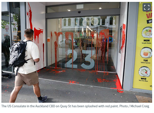 “他们手上沾满鲜血！”：国家党和行动党办公室被泼漆！画面相当恐怖...（组图） - 7