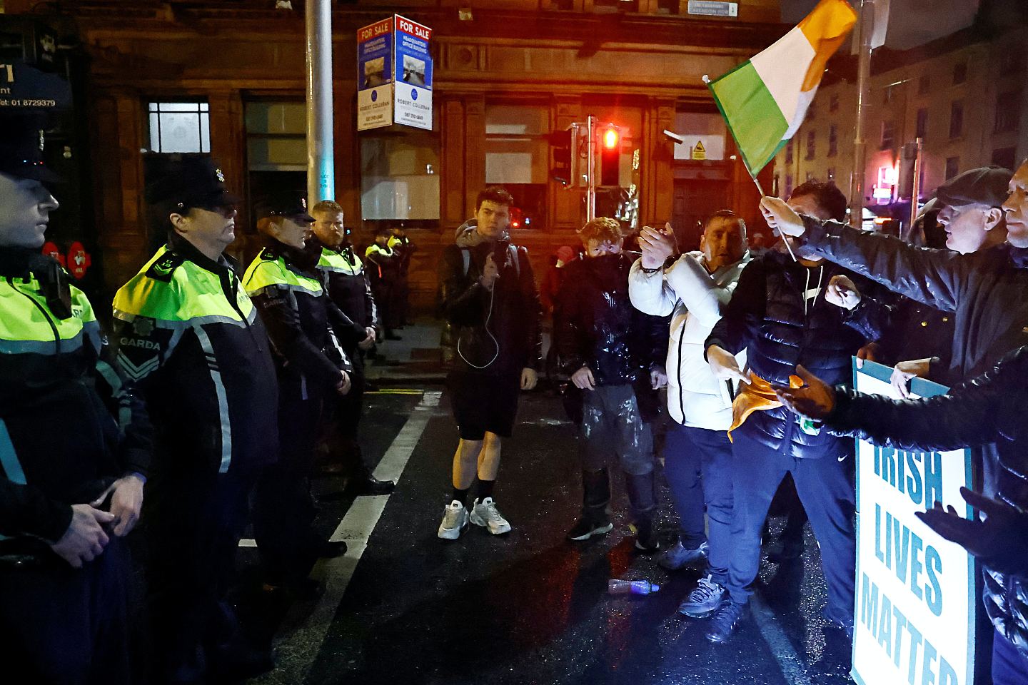 爱尔兰都柏林持刀伤人案！触发反移民示威与警爆冲突（视频/组图） - 4