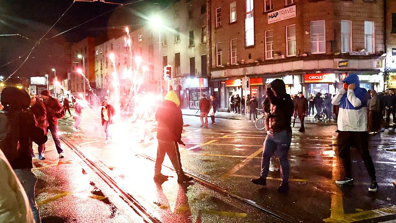 爱尔兰都柏林持刀伤人案！触发反移民示威与警爆冲突（视频/组图） - 1