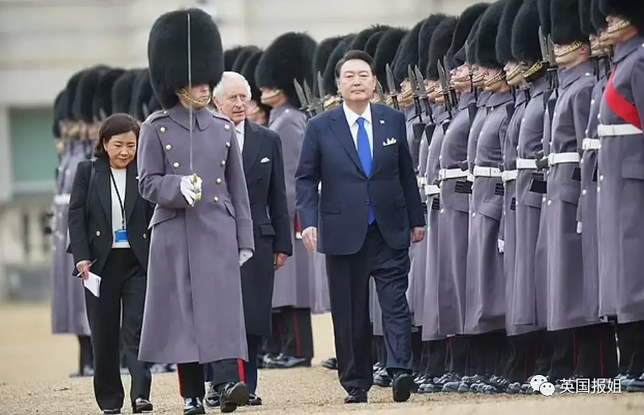 英王室为韩总统办奢华国宴！查尔斯给Blackpink发大英勋章，最抢镜的是凯特王妃的红衣美腿（组图） - 20
