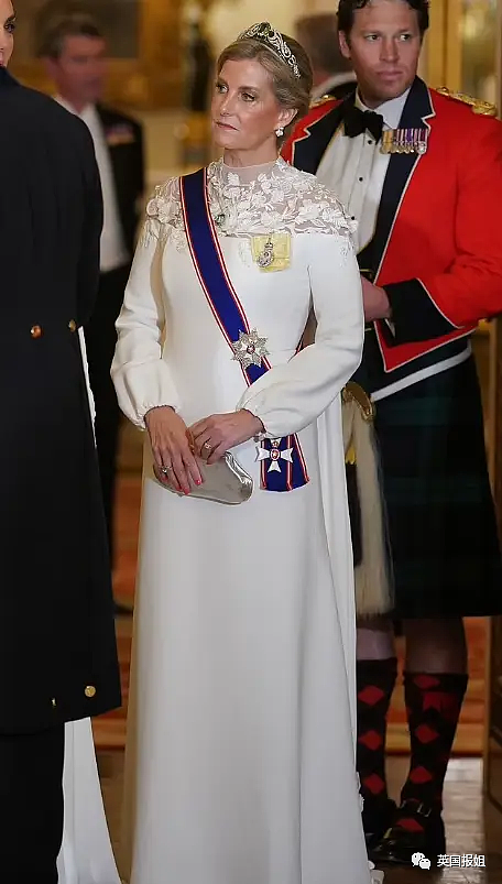 英王室为韩总统办奢华国宴！查尔斯给Blackpink发大英勋章，最抢镜的是凯特王妃的红衣美腿（组图） - 37