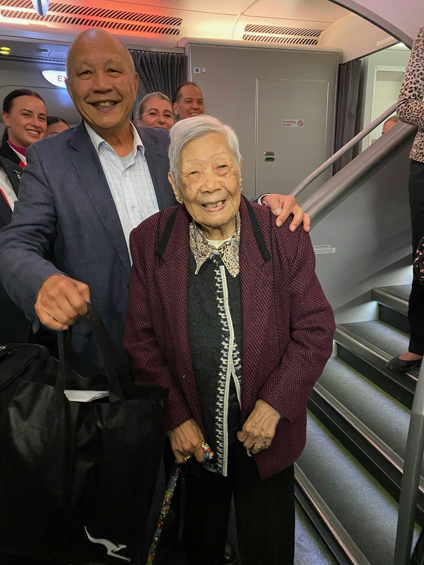 香港103岁婆婆搭澳航返港成最年长乘客，机组职员欢呼兼送礼品包（组图） - 2