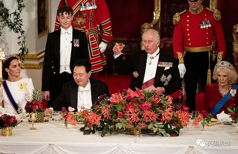 英王室为韩总统办奢华国宴！查尔斯给Blackpink发大英勋章，最抢镜的是凯特王妃的红衣美腿（组图） - 43