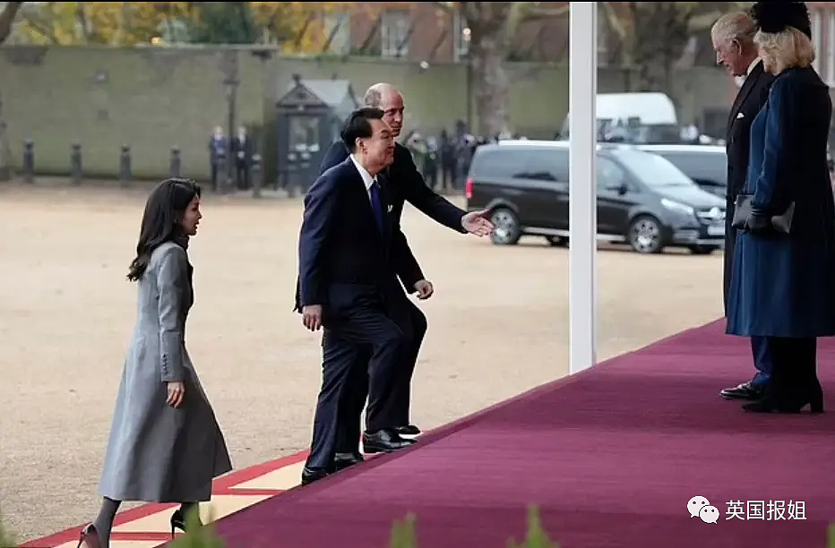 英王室为韩总统办奢华国宴！查尔斯给Blackpink发大英勋章，最抢镜的是凯特王妃的红衣美腿（组图） - 16