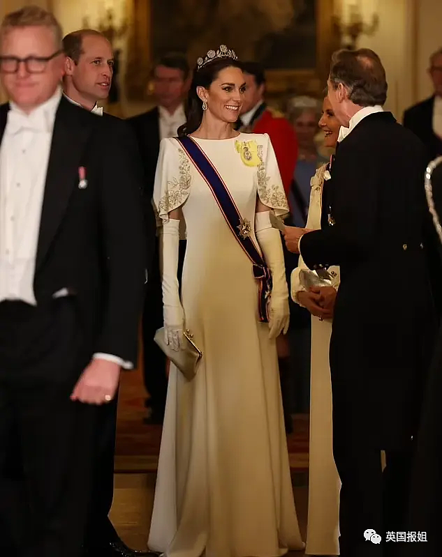 英王室为韩总统办奢华国宴！查尔斯给Blackpink发大英勋章，最抢镜的是凯特王妃的红衣美腿（组图） - 34