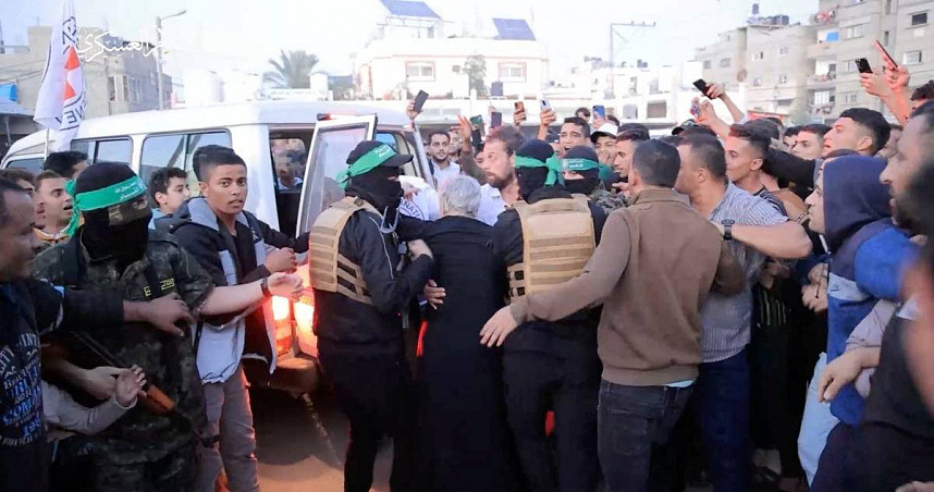 困加萨49天⋯首批以色列13名妇孺返国，以色列释放39名巴勒斯坦囚犯（图） - 1