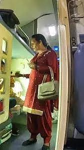 印度火车上性侵男性的变性人，4年被抓了73000个（组图） - 13