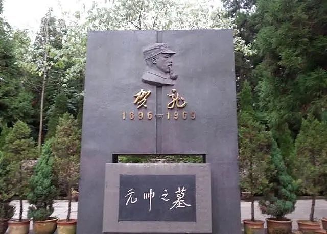 中国八宝山公墓中，谁的墓被人祭扫最多？特殊的81号墓是谁？（组图） - 5