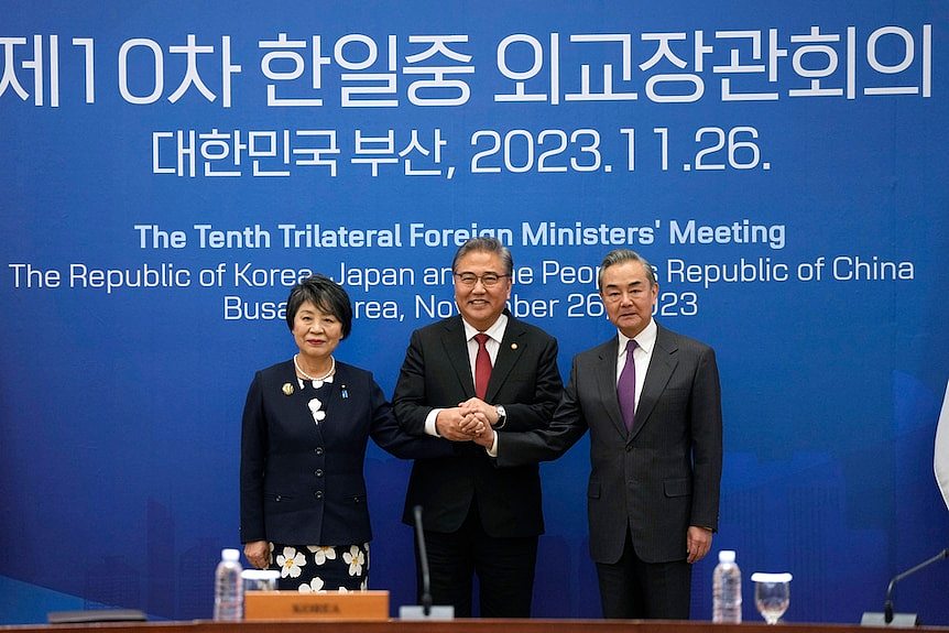 中日韩三国外长会晤，为三国领袖峰会铺路（组图） - 1
