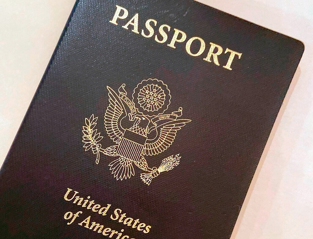 在美出生长大，61岁医生更新护照时被剥夺公民身份（图） - 1