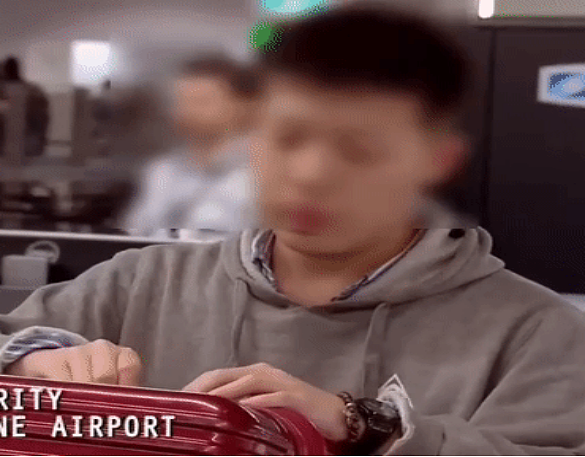 “我得等妈妈！”巨婴再现！中国澳留学生入境海关携带违禁品遭拦崩溃大喊：我要找妈妈（组图） - 2