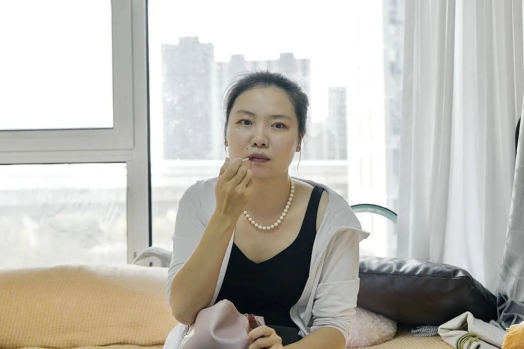 她16岁失明，成中国第一位盲人化妆师 - 1