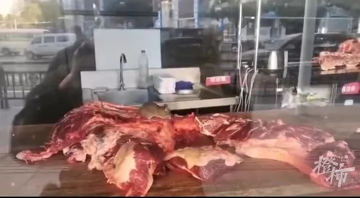 视频曝光！老鼠在案板啃肉，浙江一家牛很鲜火锅店被封，官方通报（视频/组图） - 1
