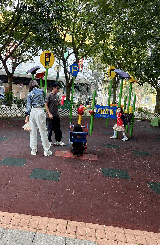 蔡少芬张晋带儿子公园玩耍，夫妻俩吃面包喝白开水，拮据生活曝光（组图） - 4