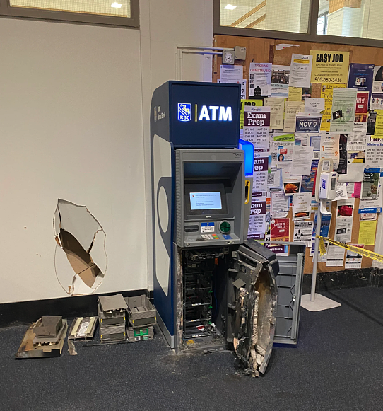 乱套！加国大学遭抢劫：ATM炸成碎片！墙都凹了！中国留学生常来这逛（组图） - 2