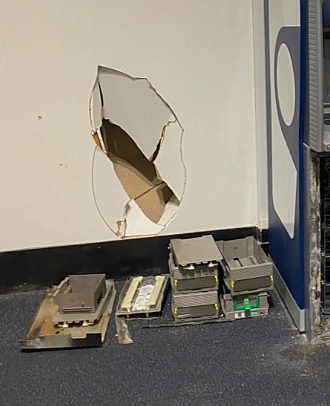 太猖狂！多伦多大学ATM机被炸成碎片，墙面都凹陷！两家华人餐饮店也被砸，玻璃碎满地（组图） - 4