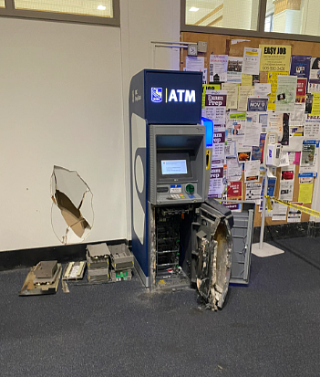 太猖狂！多伦多大学ATM机被炸成碎片，墙面都凹陷！两家华人餐饮店也被砸，玻璃碎满地（组图） - 1