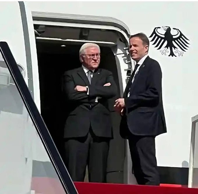 德国总统抵卡塔尔无人接机，机舱门口干等半小时（图） - 2