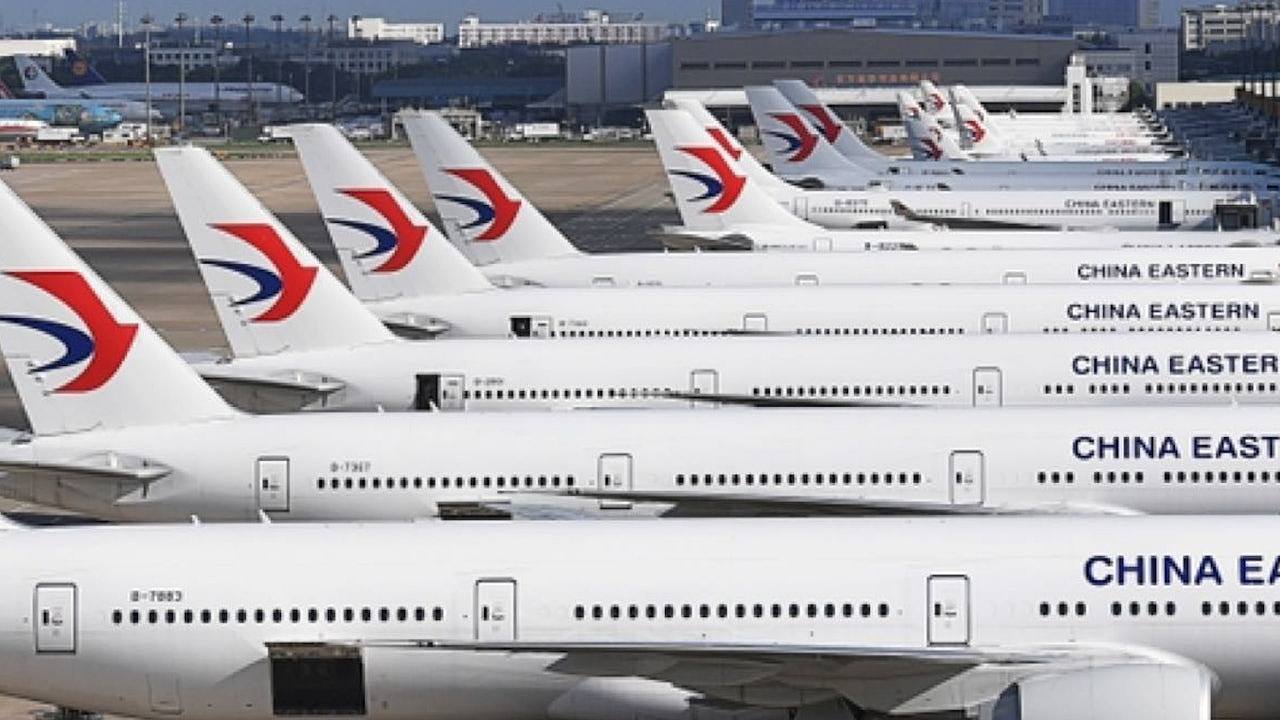 东航上海至香港航班飞行途中出现故障，亲历者：一声巨响后机身剧烈抖动，伴有烧焦气味（视频/组图） - 1