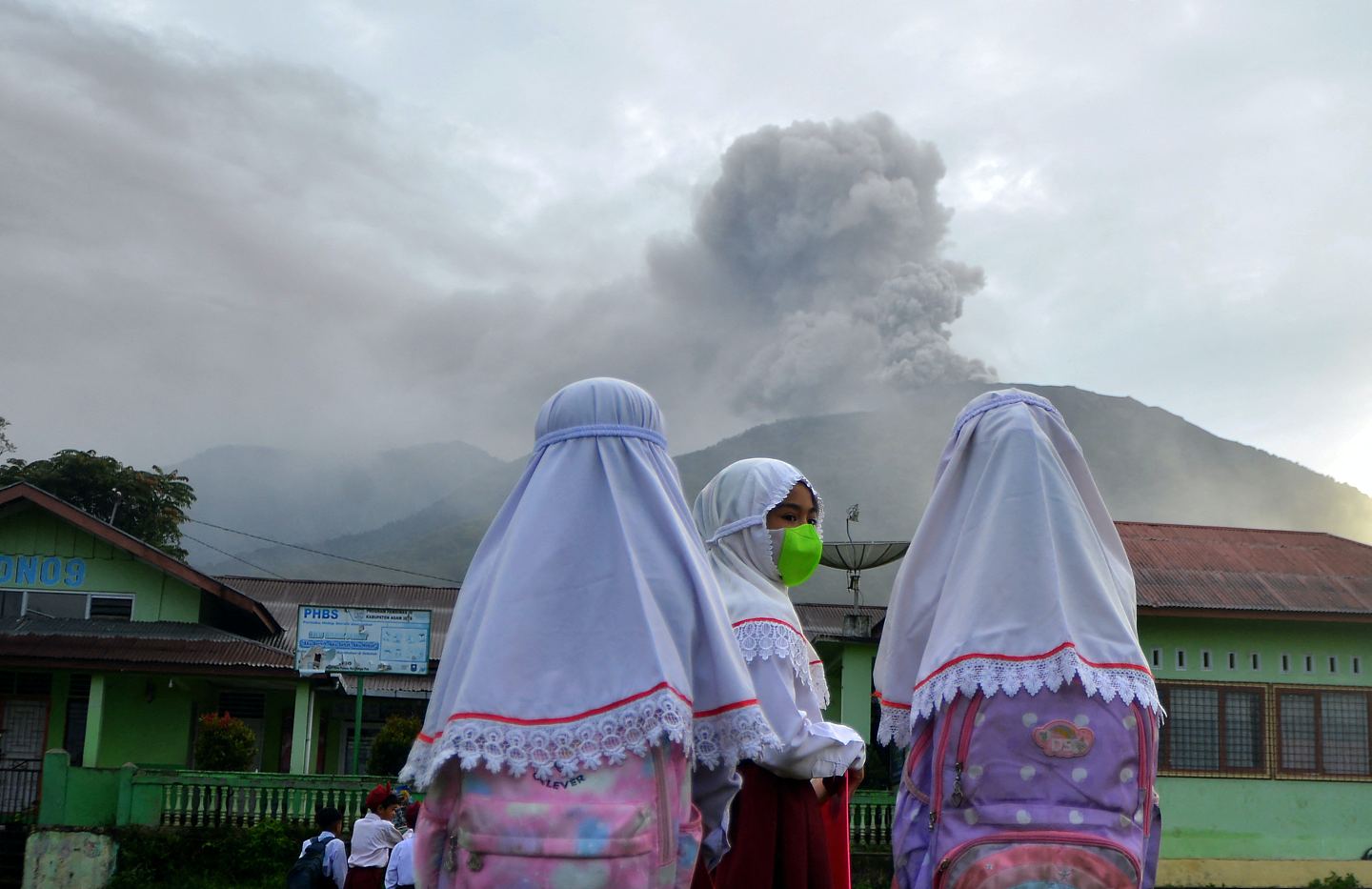 印尼火山爆发，至少11名登山者遇难，12人失踪（组图） - 2