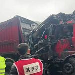 贵州金沙县两货车夹击中巴：3死3伤，网传死伤者皆为学生（组图）