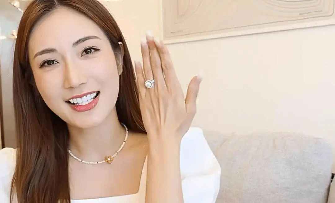 恭喜！TVB人气女星与圈外富商今日大婚，戴满身金器风光出嫁（组图） - 9